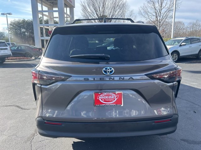 Used 2024 Toyota Sienna LE image 7