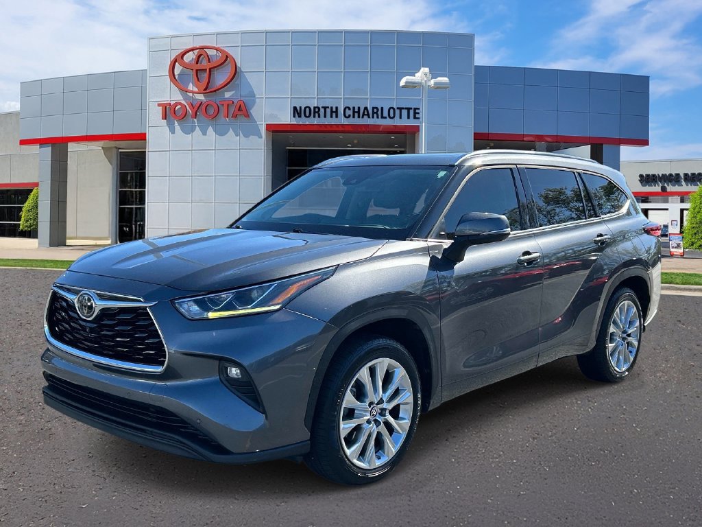 Used 2021 Toyota Highlander Limited FWD image 3