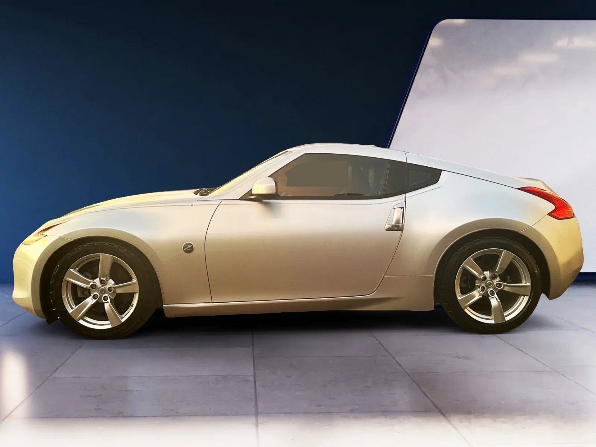 Used 2010 Nissan 370Z Touring RWD image 2