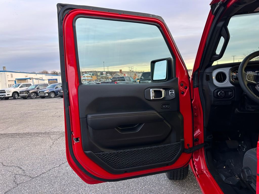 Used 2025 Jeep Wrangler Unlimited Sahara AWD/4WD image 11