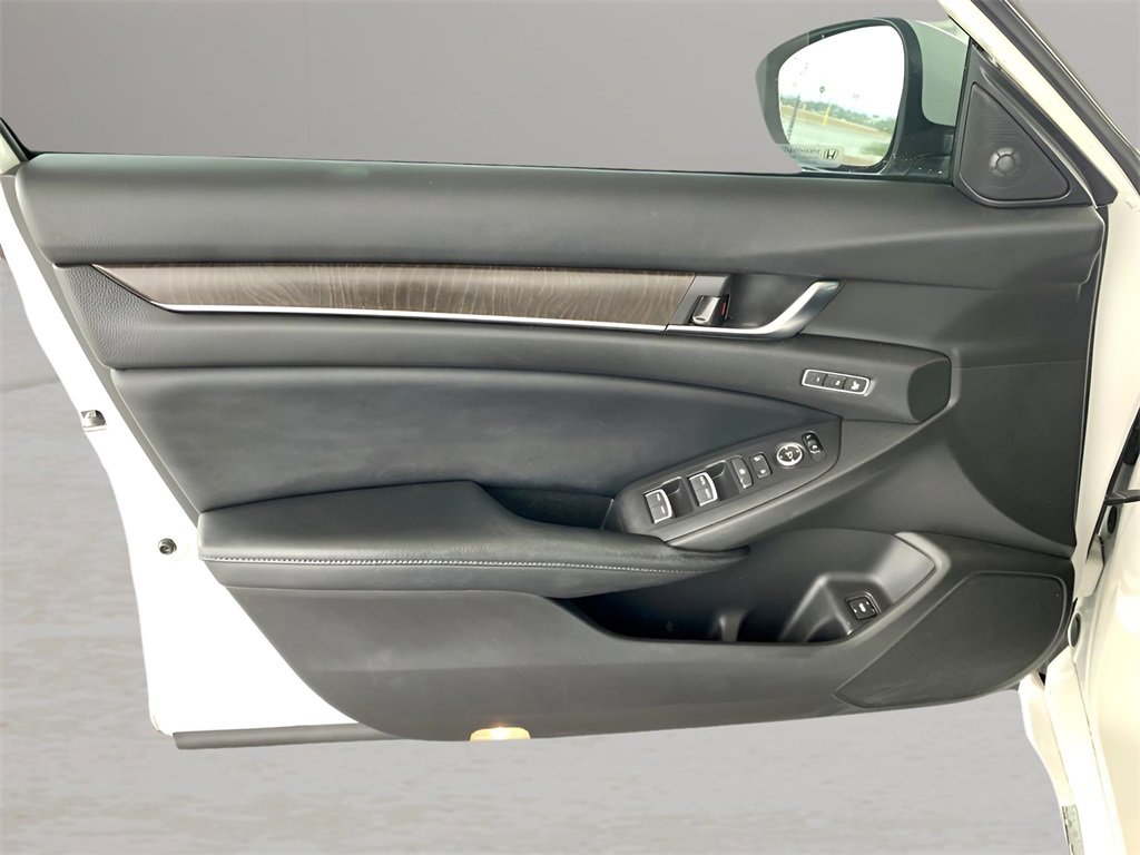 Used 2018 Honda Accord Touring image 11