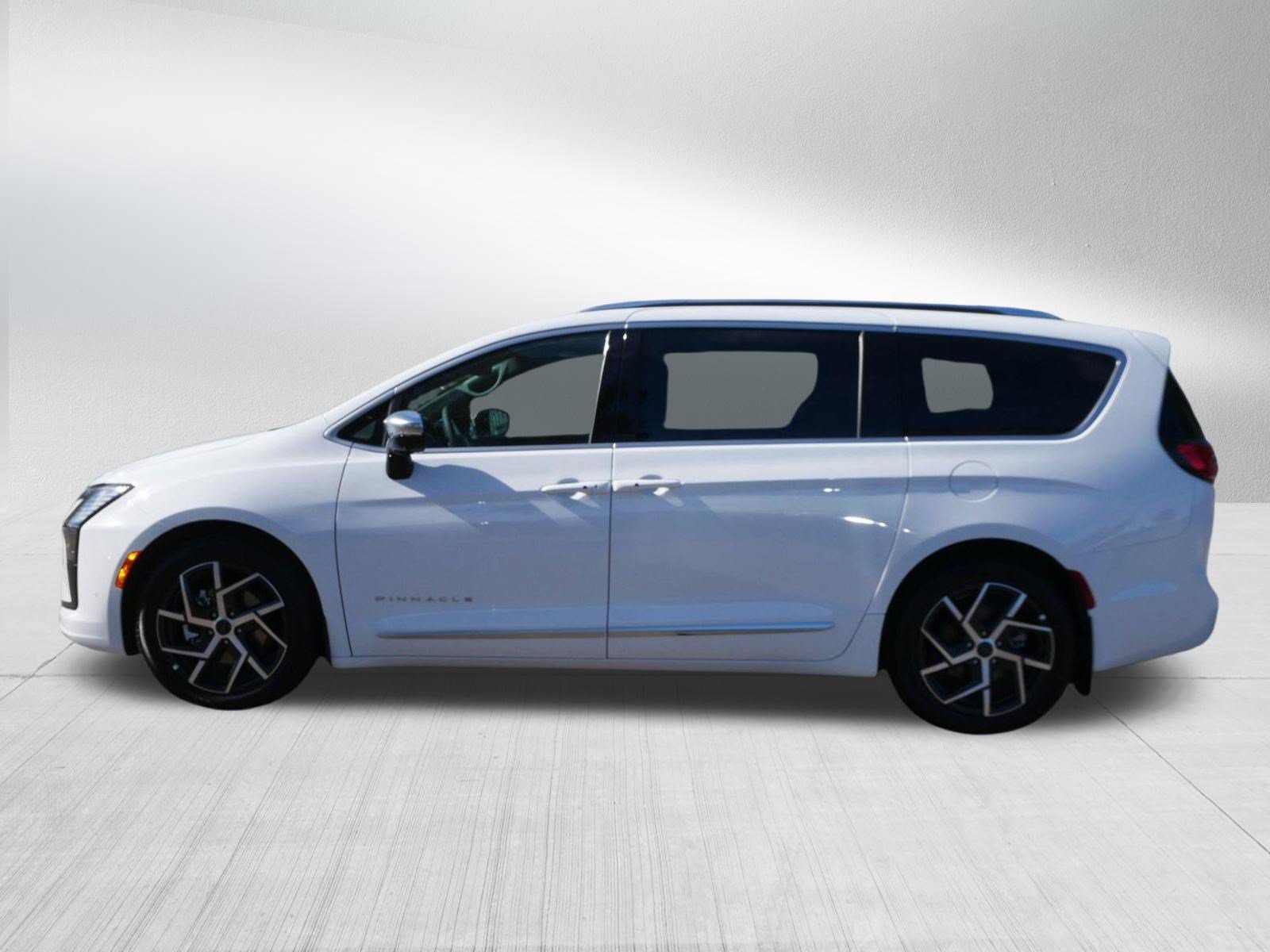 New 2027 Chrysler Pacifica Pinnacle w/ Theater Group FWD image 4