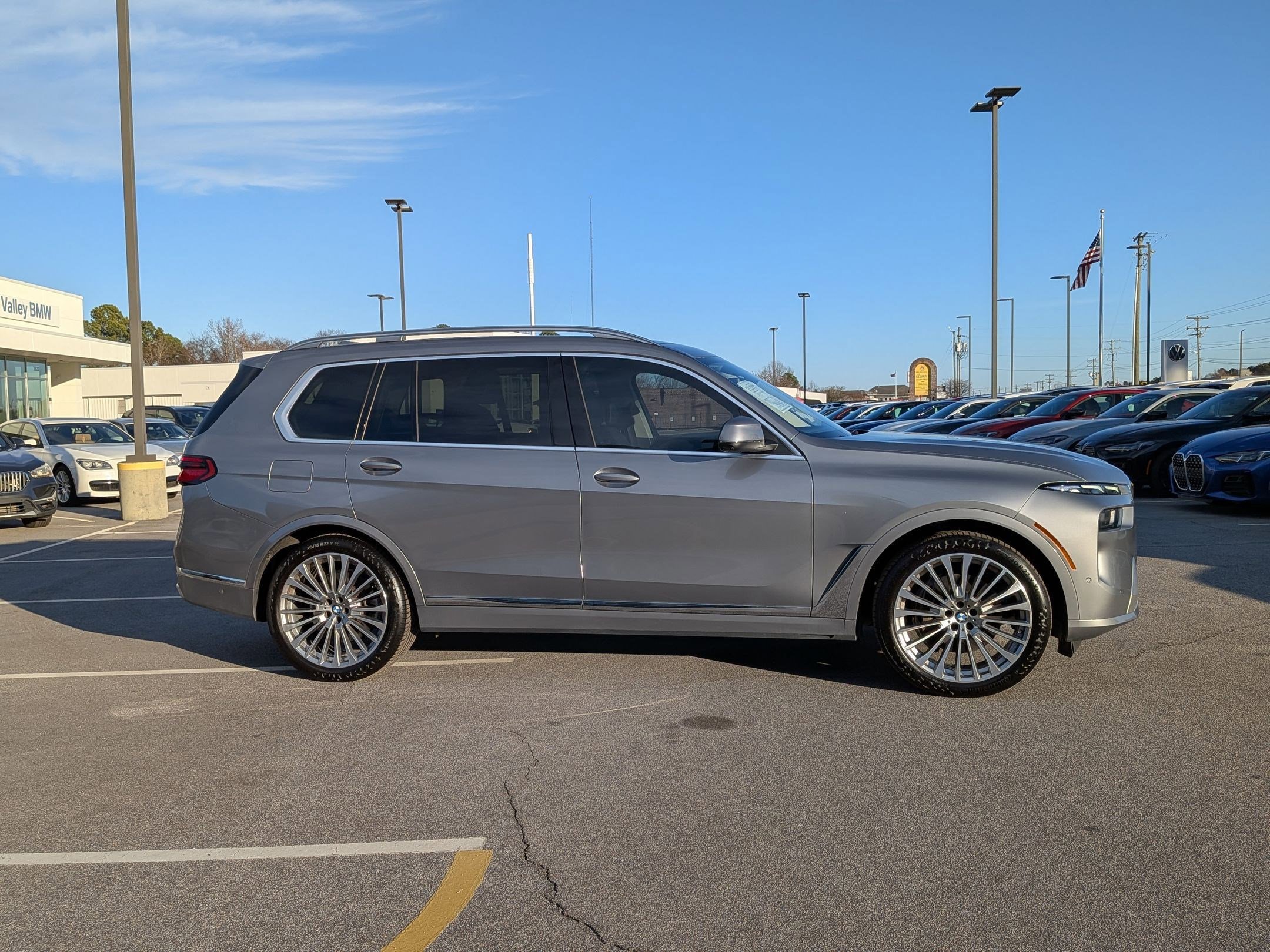 Used 2025 BMW X7 xDrive40i w/ Premium Package image 8