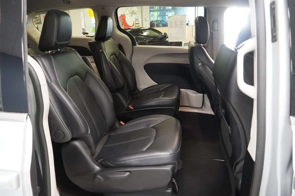 Used 2024 Chrysler Pacifica Limited FWD image 21