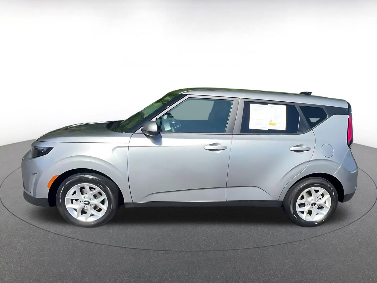Used 2025 Kia Soul LX w/ LX Technology Package FWD image 9