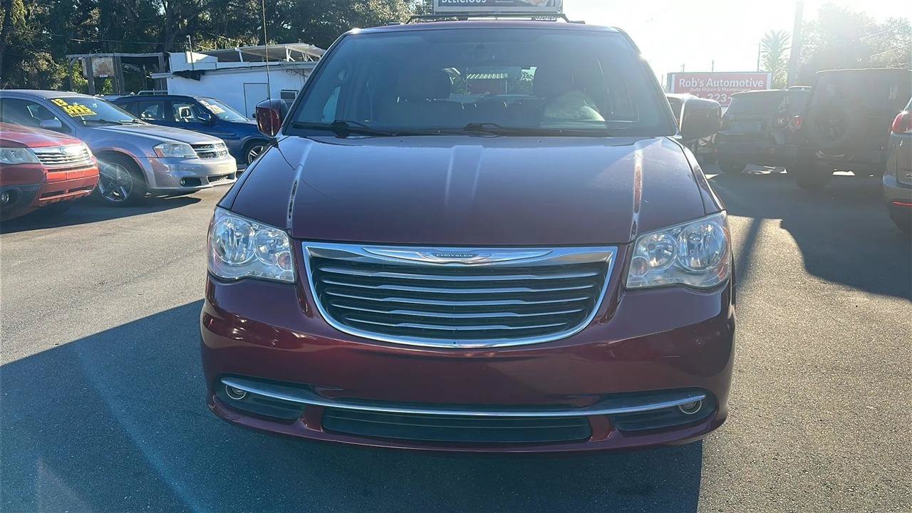 Used 2016 Chrysler Town & Country Touring FWD image 4
