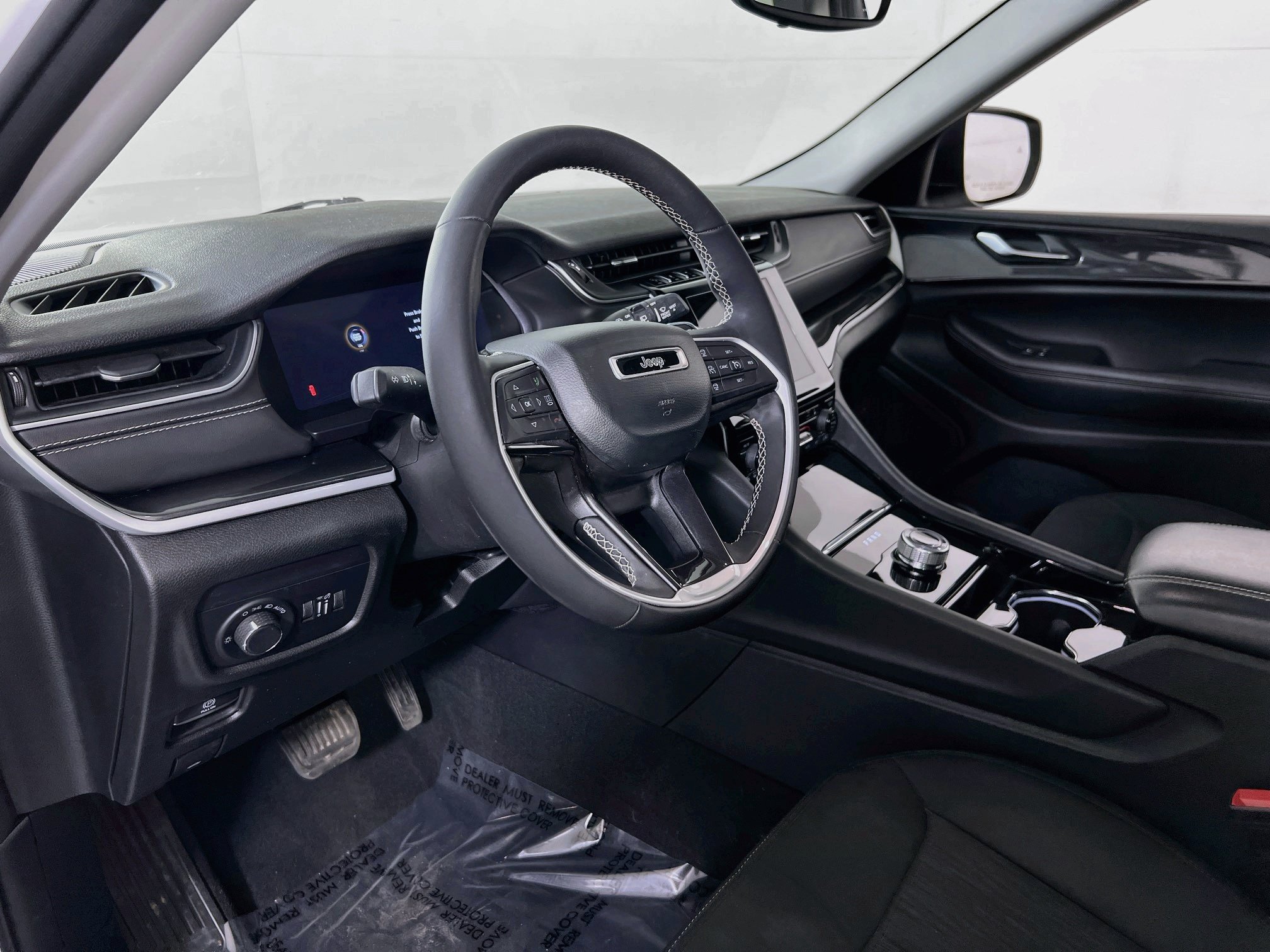 Used 2023 Jeep Grand Cherokee Laredo w/ Luxury Tech Group I AWD/4WD image 9
