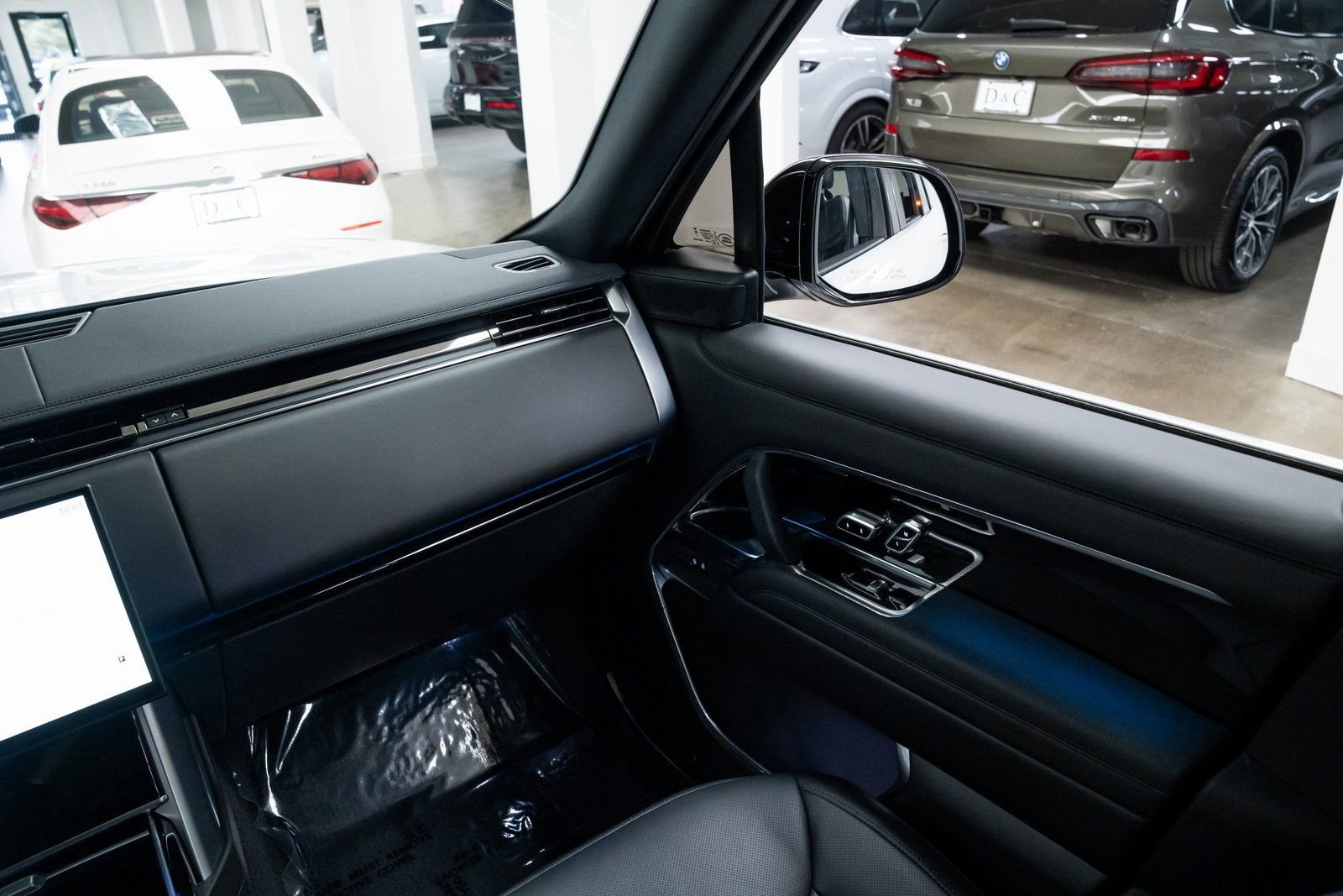 Used 2025 Land Rover Range Rover SE image 11