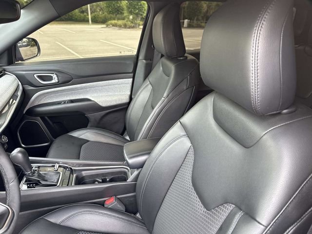 Used 2025 Jeep Compass Latitude AWD/4WD image 19