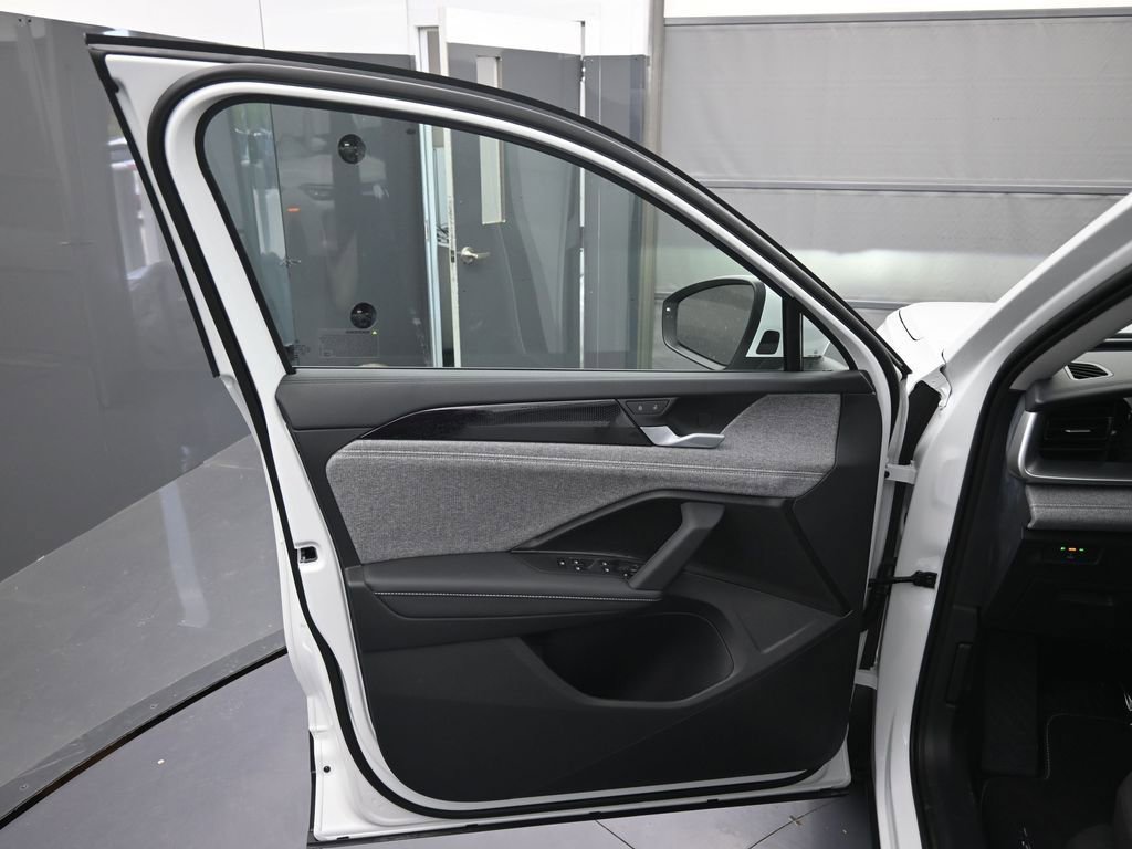 Used 2025 Volkswagen Tiguan S image 39