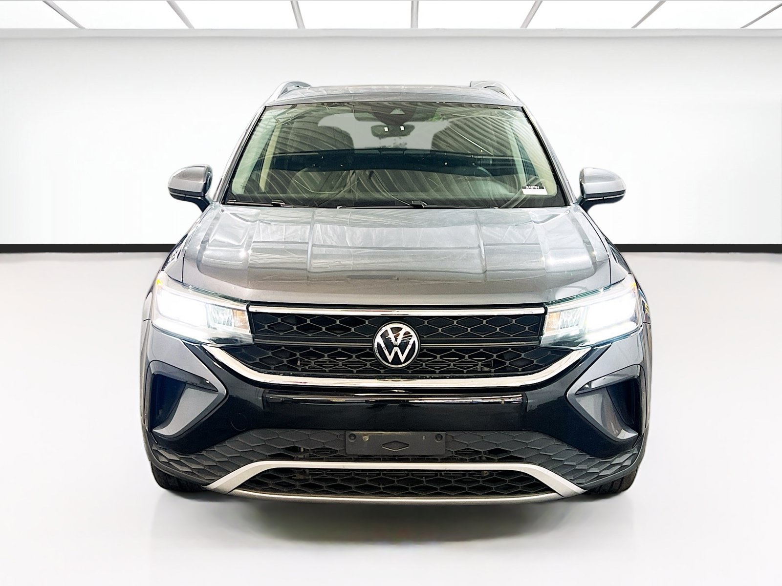 Used 2023 Volkswagen Taos SE w/ Panoramic Sunroof Package AWD/4WD image 2