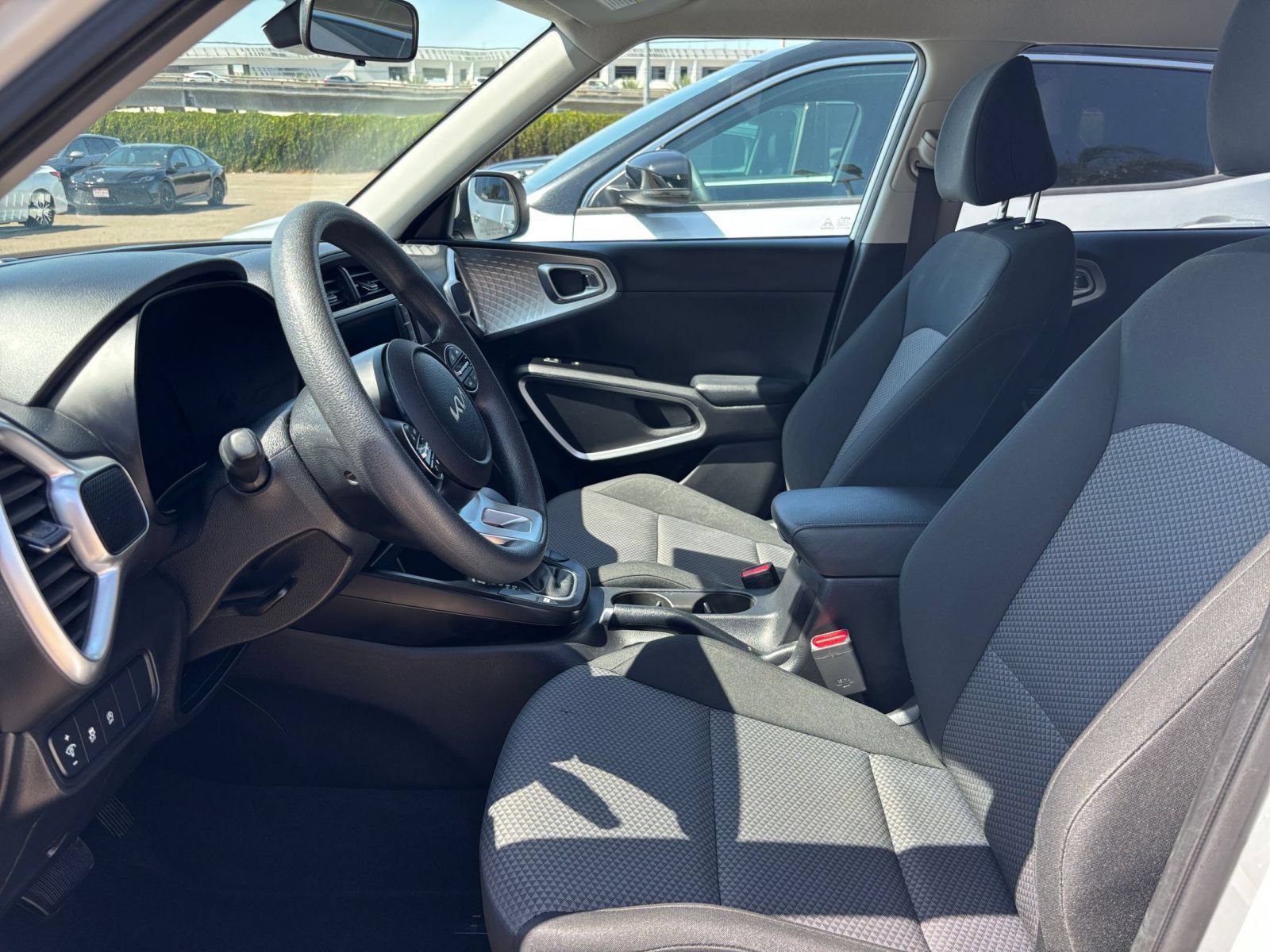 Used 2025 Kia Soul LX w/ LX Technology Package FWD image 24