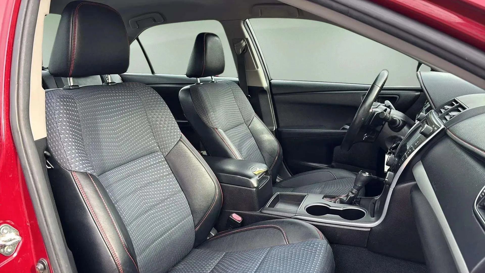 Used 2015 Toyota Camry SE image 24