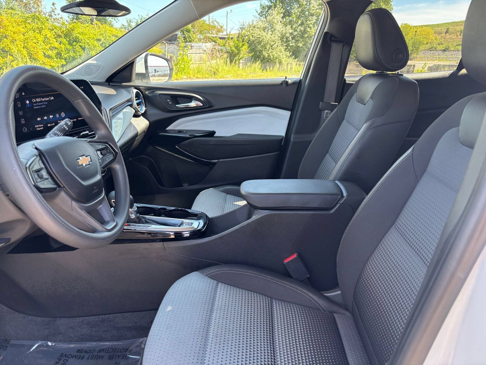 Used 2025 Chevrolet Trax LT FWD image 19