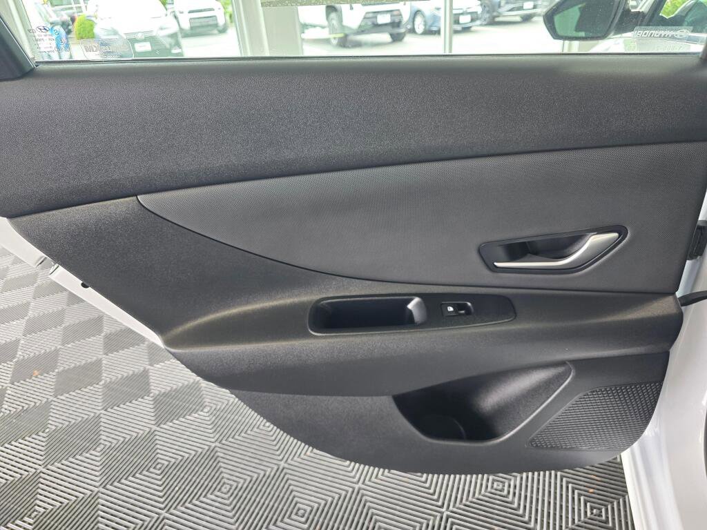 Used 2025 Hyundai Elantra SEL FWD image 37