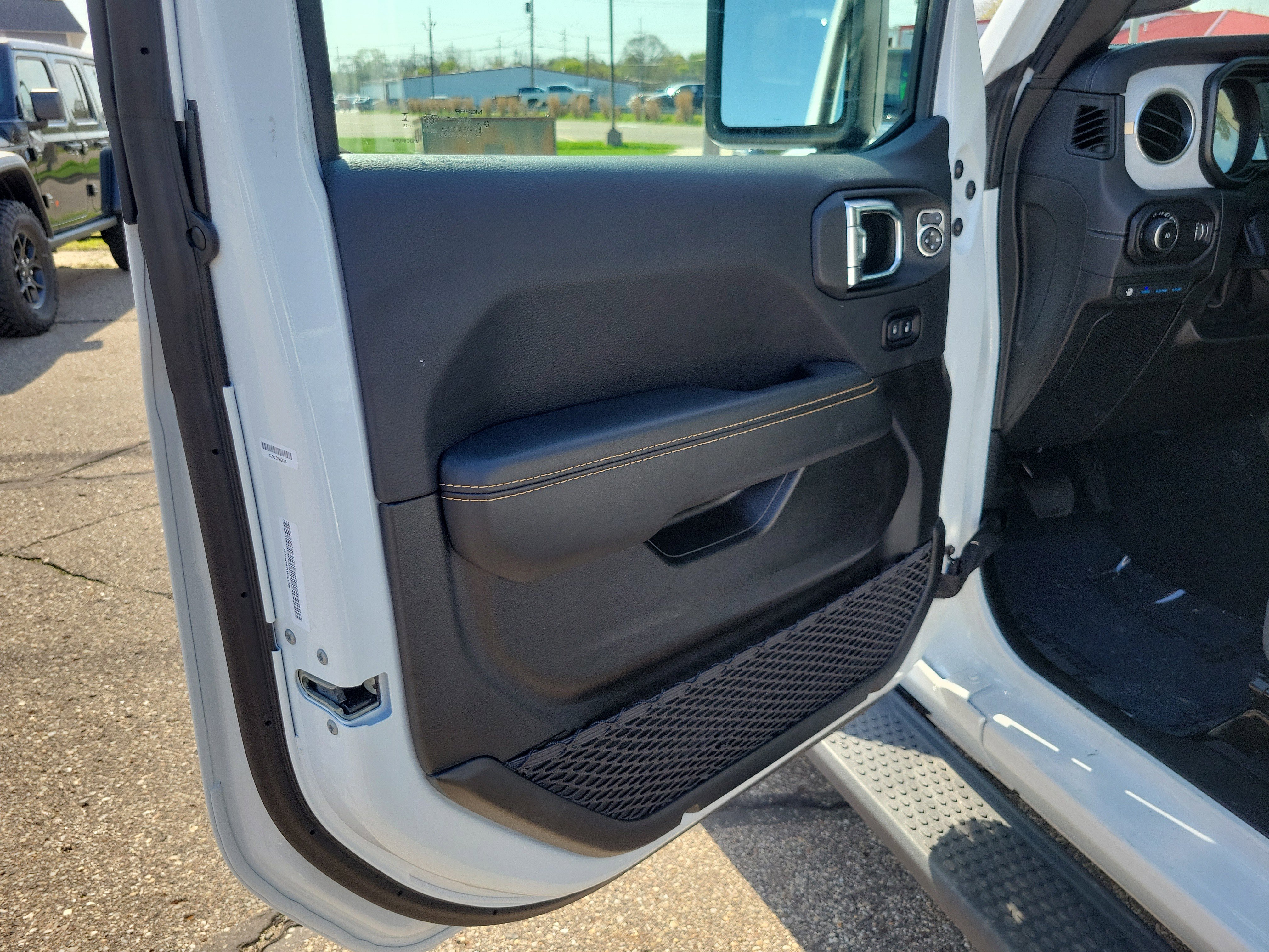 Used 2025 Jeep Wrangler Unlimited Sahara AWD/4WD image 6