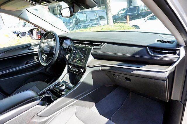 Used 2023 Jeep Grand Cherokee L Laredo RWD image 11