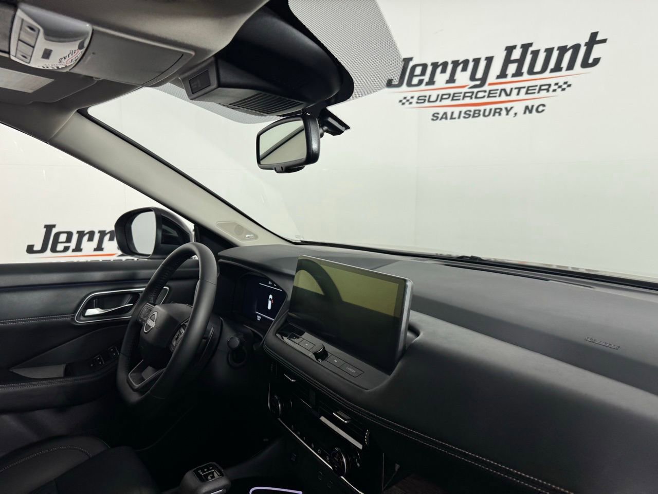 Used 2025 Nissan Rogue Platinum image 34