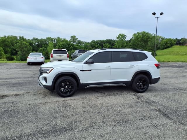 Used 2025 Volkswagen Atlas Peak Edition SE AWD/4WD image 38