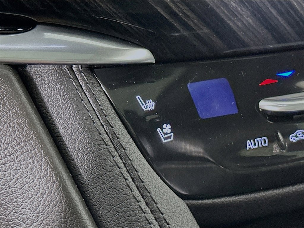 Used 2025 Cadillac XT6 Premium Luxury image 23