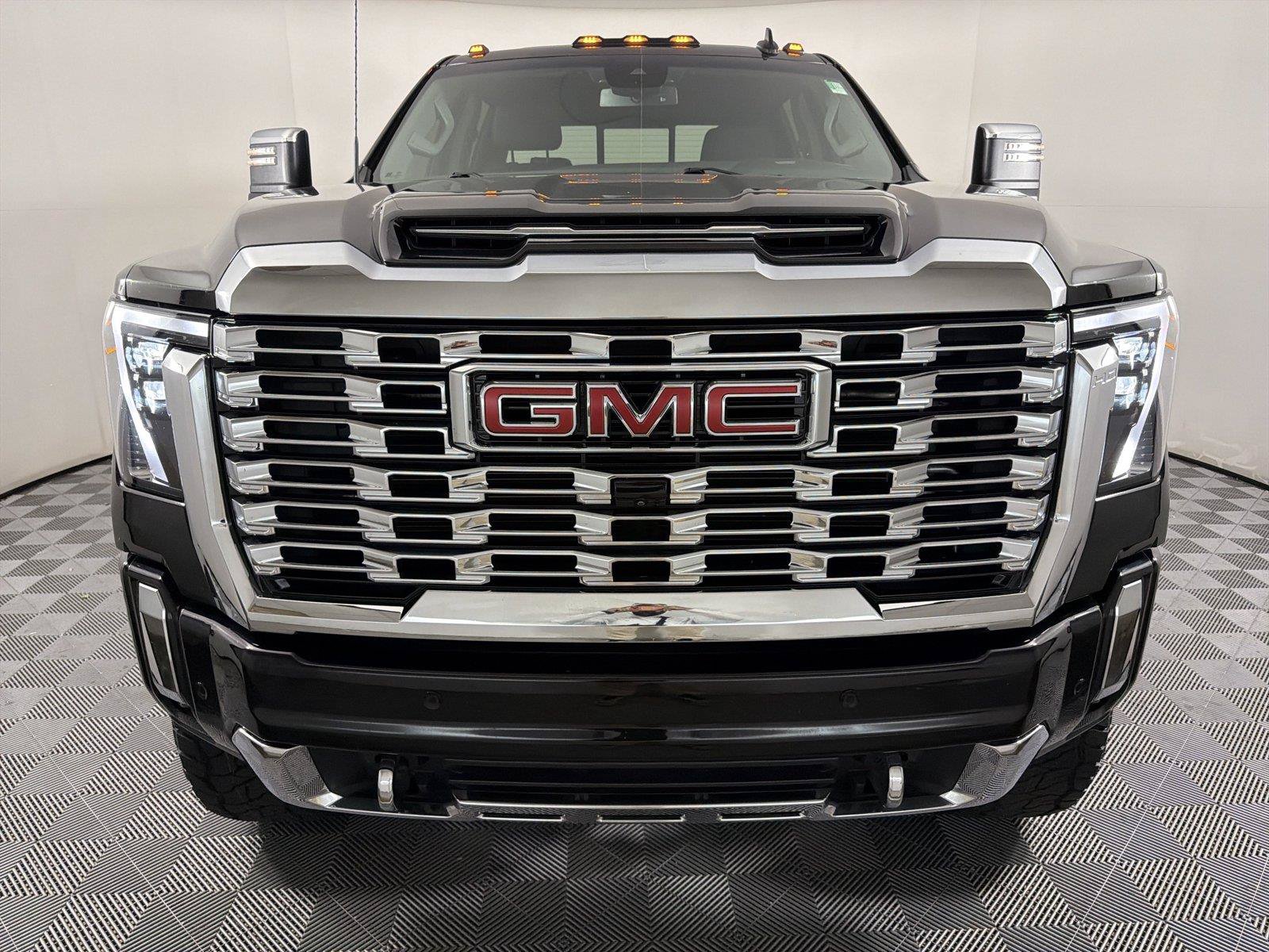 Used 2024 GMC Sierra 2500 Denali AWD/4WD image 2