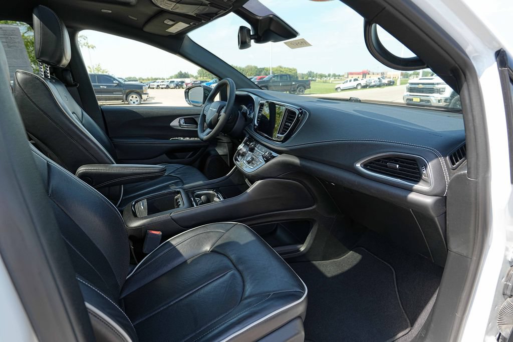 Used 2025 Chrysler Pacifica Limited FWD image 22