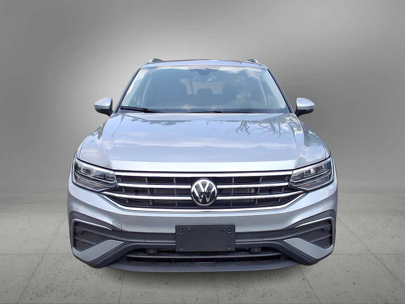 Used 2024 Volkswagen Tiguan SE w/ Panoramic Sunroof Package AWD/4WD image 3