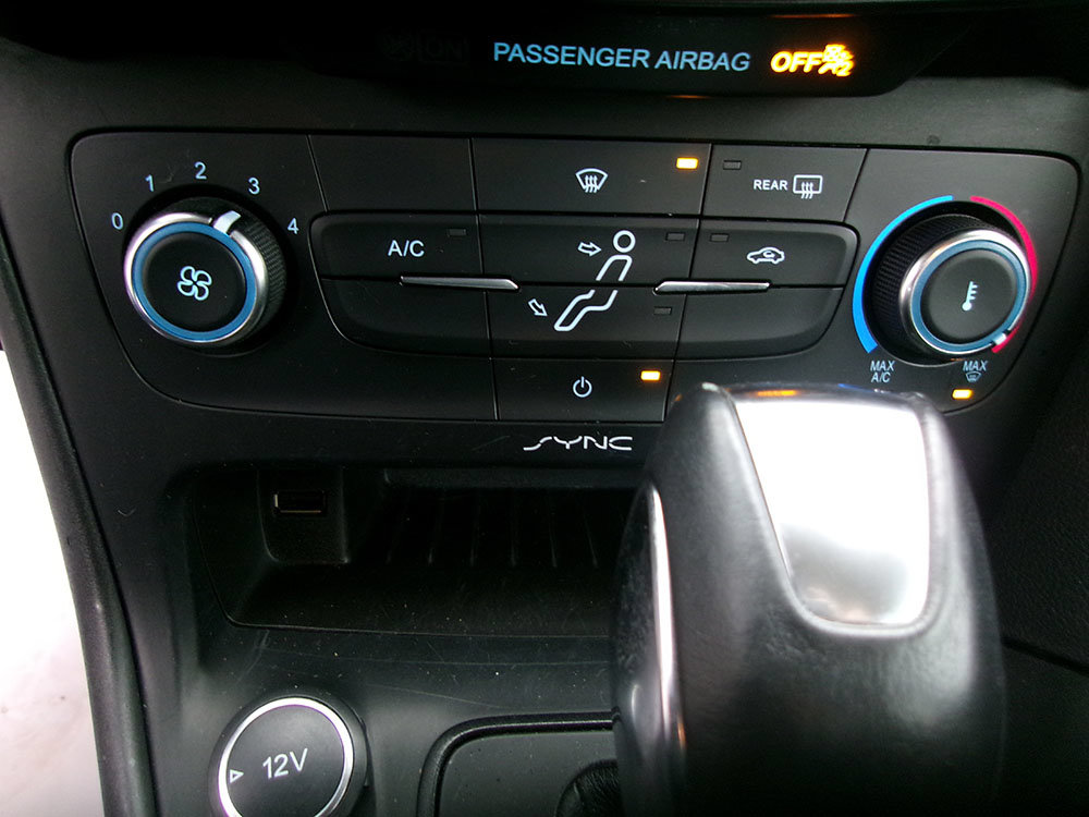 Used 2016 Ford Focus SE w/ SE Sport Package FWD image 17