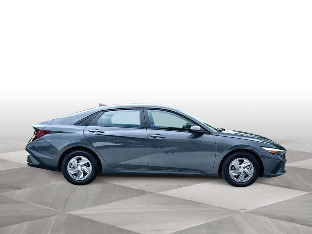 Used 2025 Hyundai Elantra SE FWD image 9