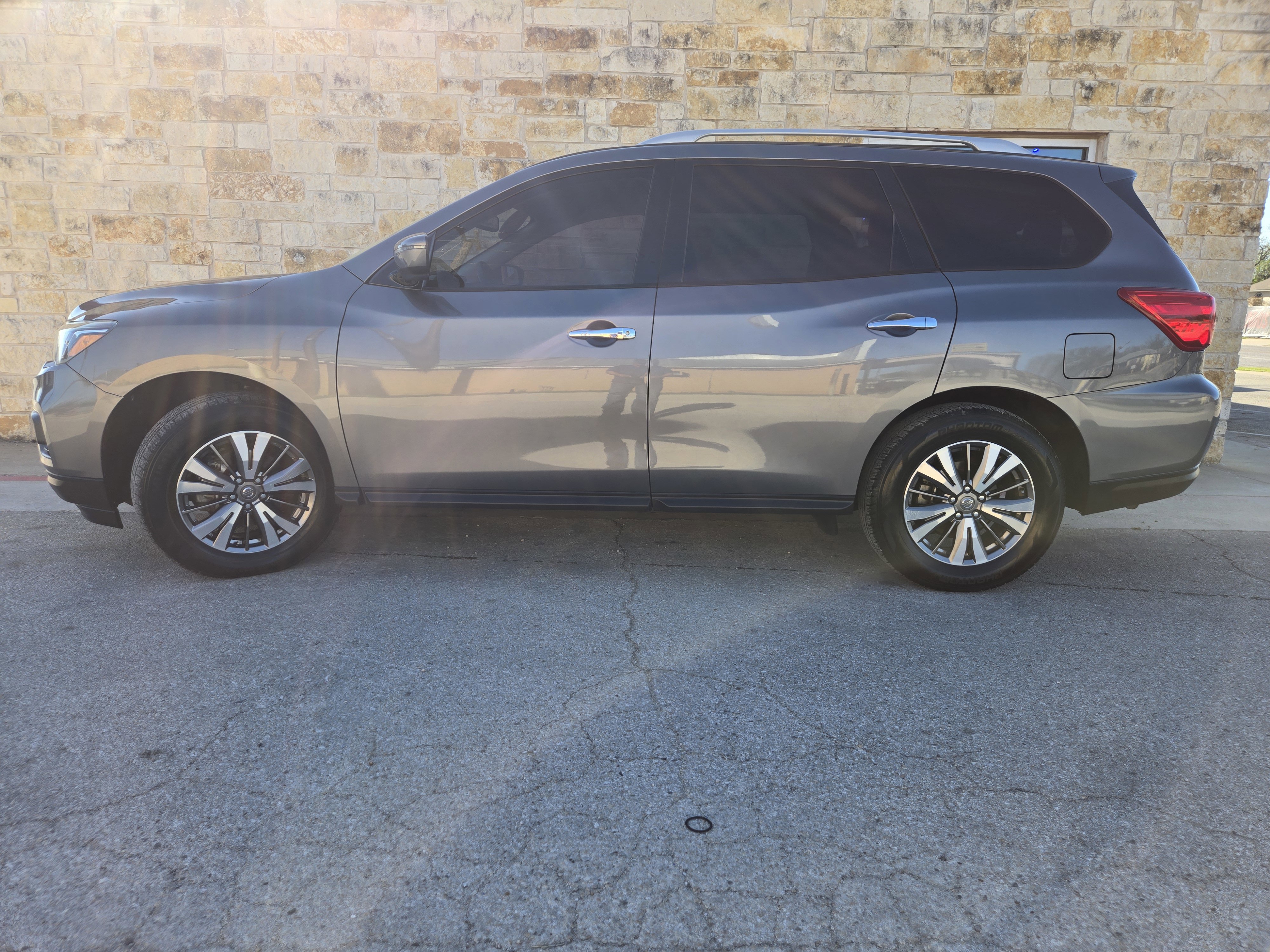 Used 2019 Nissan Pathfinder SV image 1