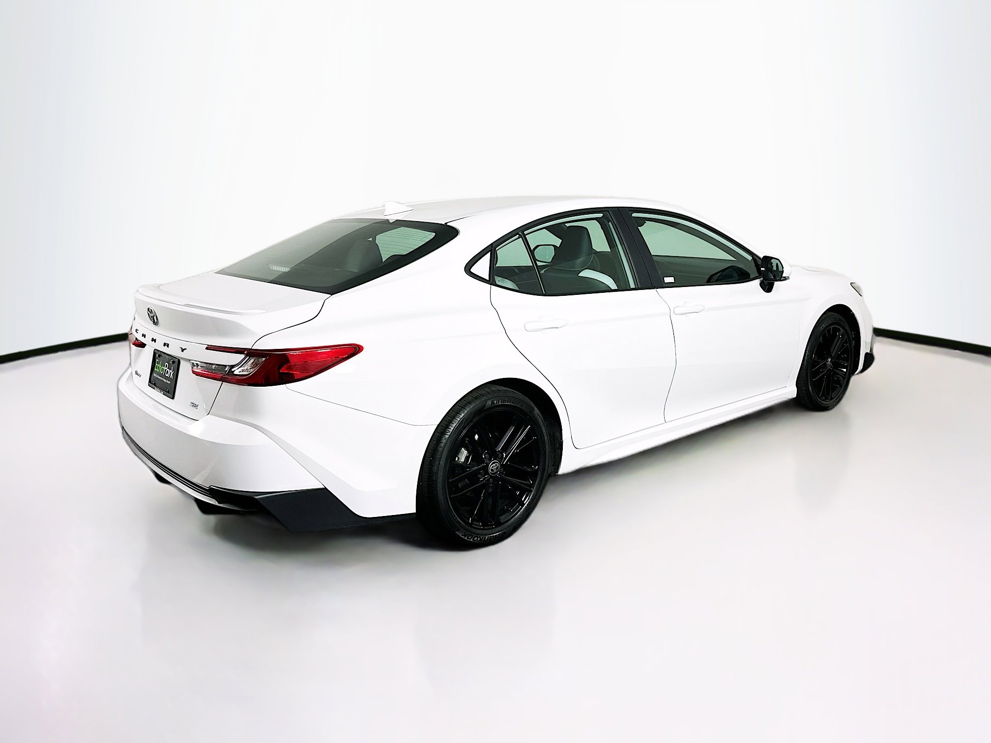 Used 2025 Toyota Camry SE image 9