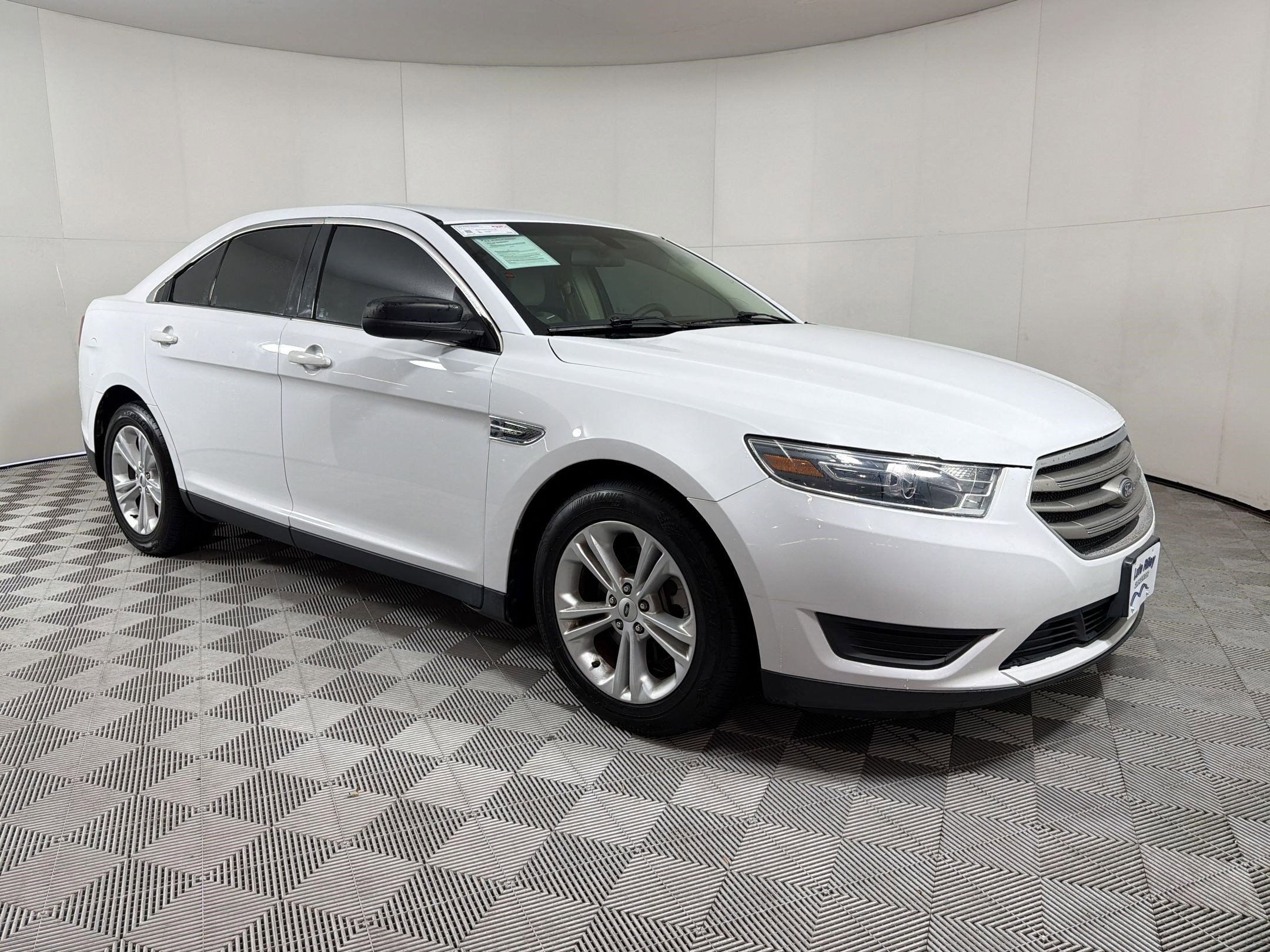 Used 2018 Ford Taurus SE FWD image 7