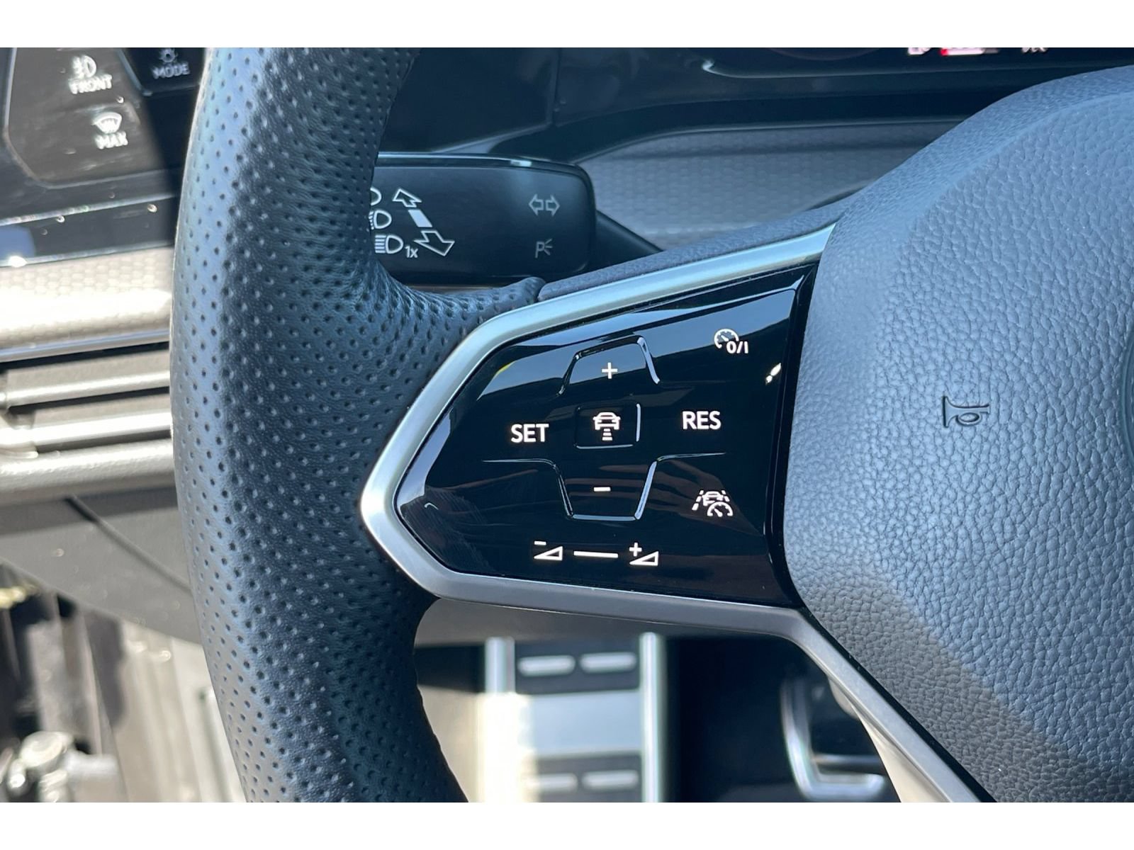 Used 2022 Volkswagen GTI SE FWD image 37