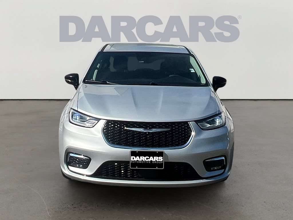 Used 2024 Chrysler Pacifica Limited FWD image 2