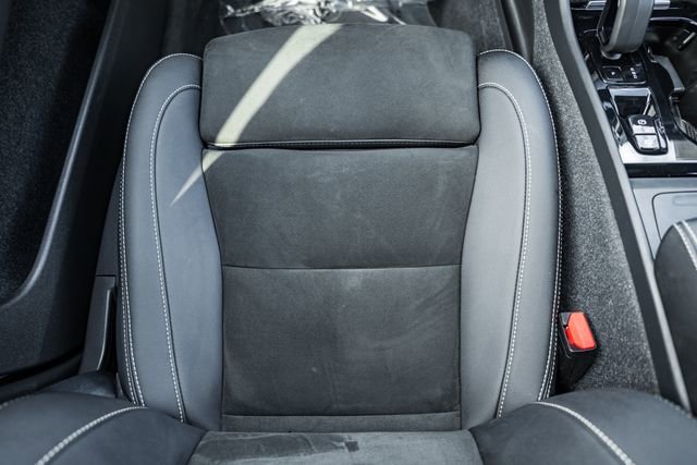 Used 2023 Volvo XC40 B5 Plus w/ Climate Package image 32