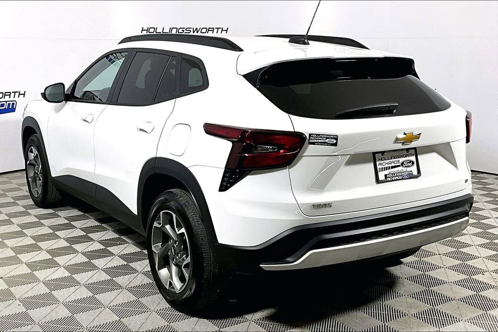 Used 2025 Chevrolet Trax LT w/ LT Convenience Package image 8