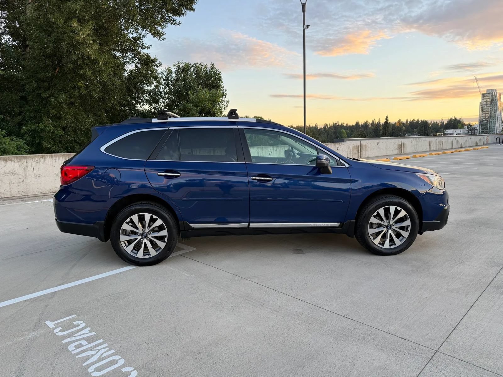 Used 2017 Subaru Outback 3.6R Touring w/ Popular Package #5A AWD/4WD image 8
