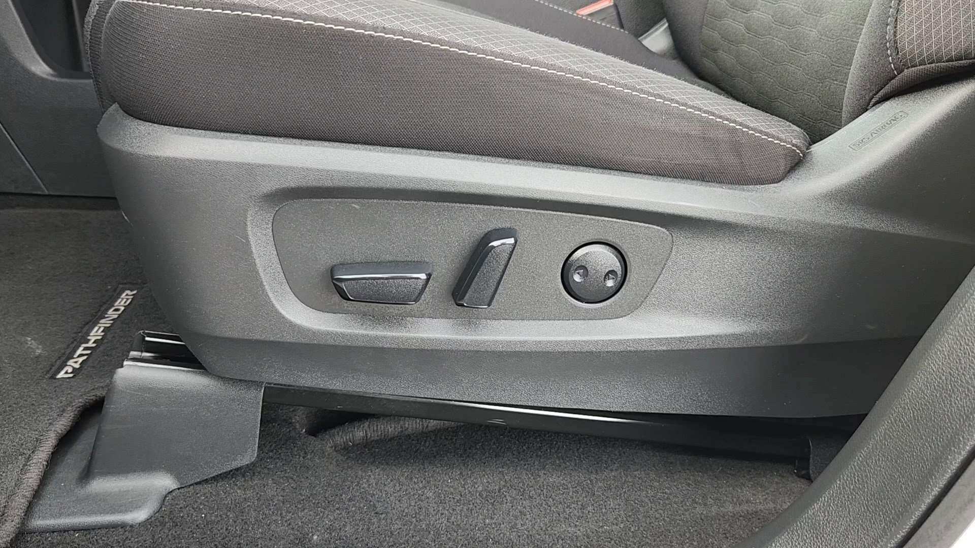 Used 2024 Nissan Pathfinder SV image 9