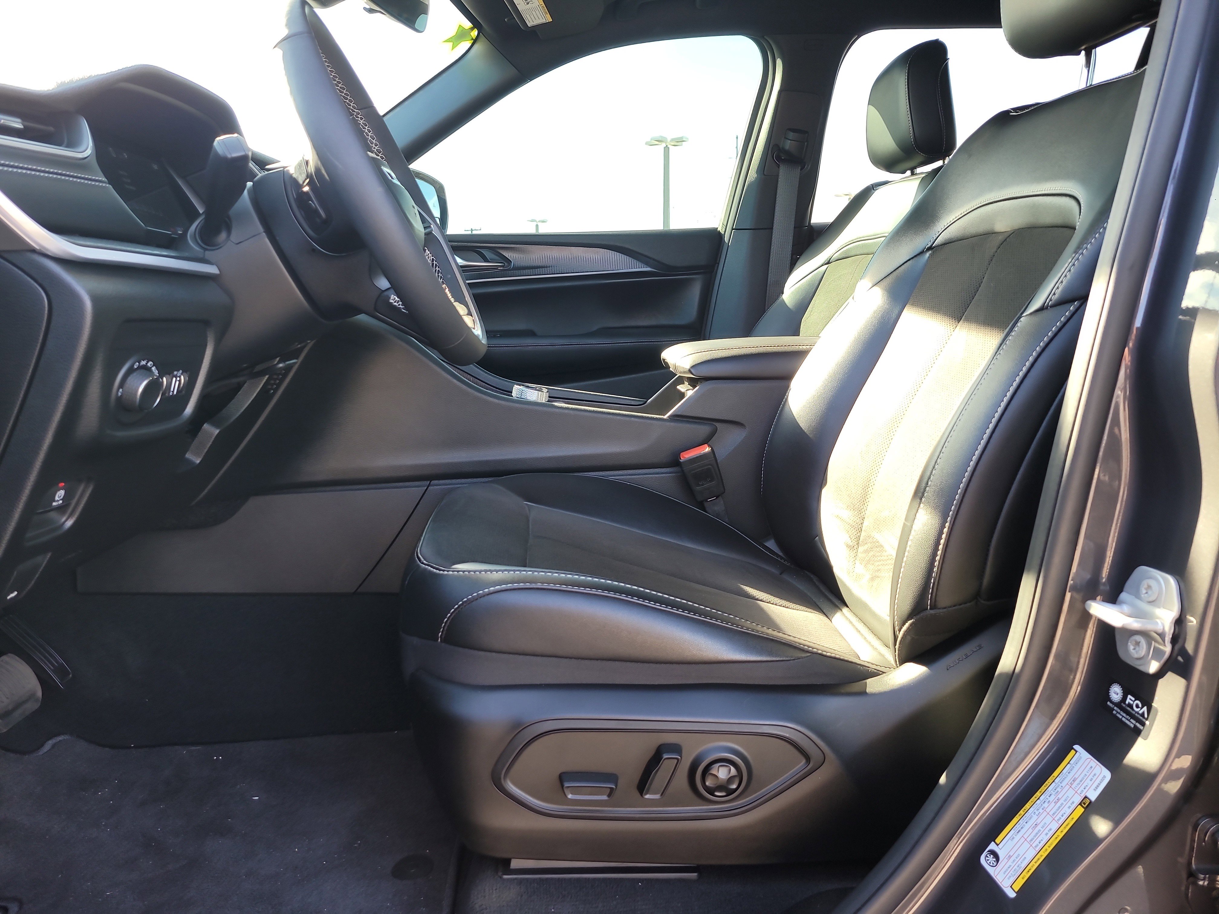 Used 2025 Jeep Grand Cherokee L Laredo image 18