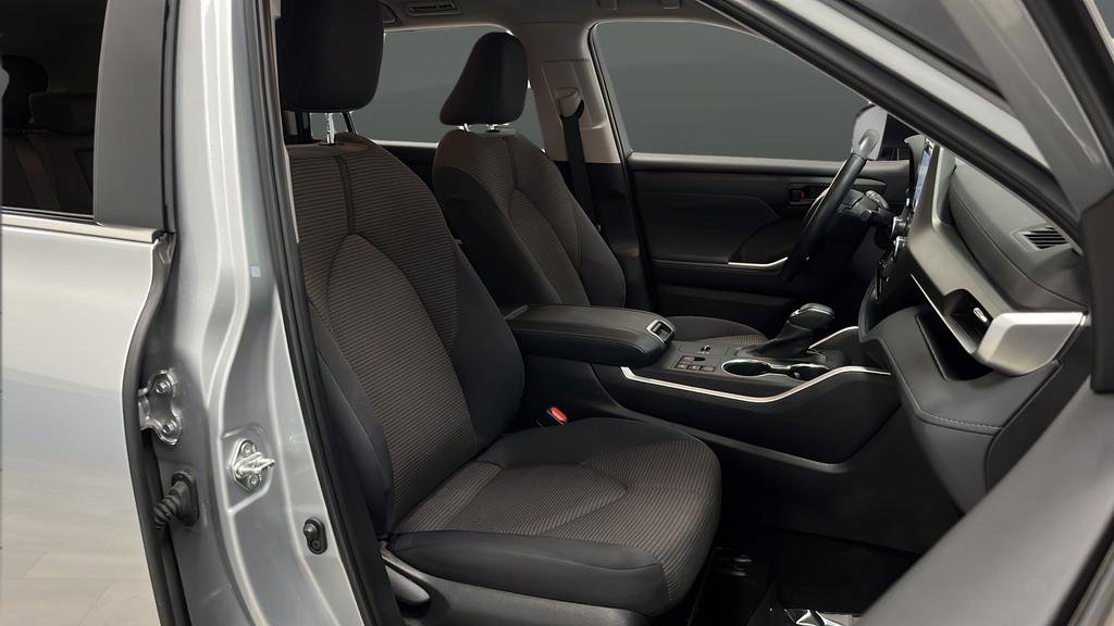 Used 2023 Toyota Highlander LE FWD image 24