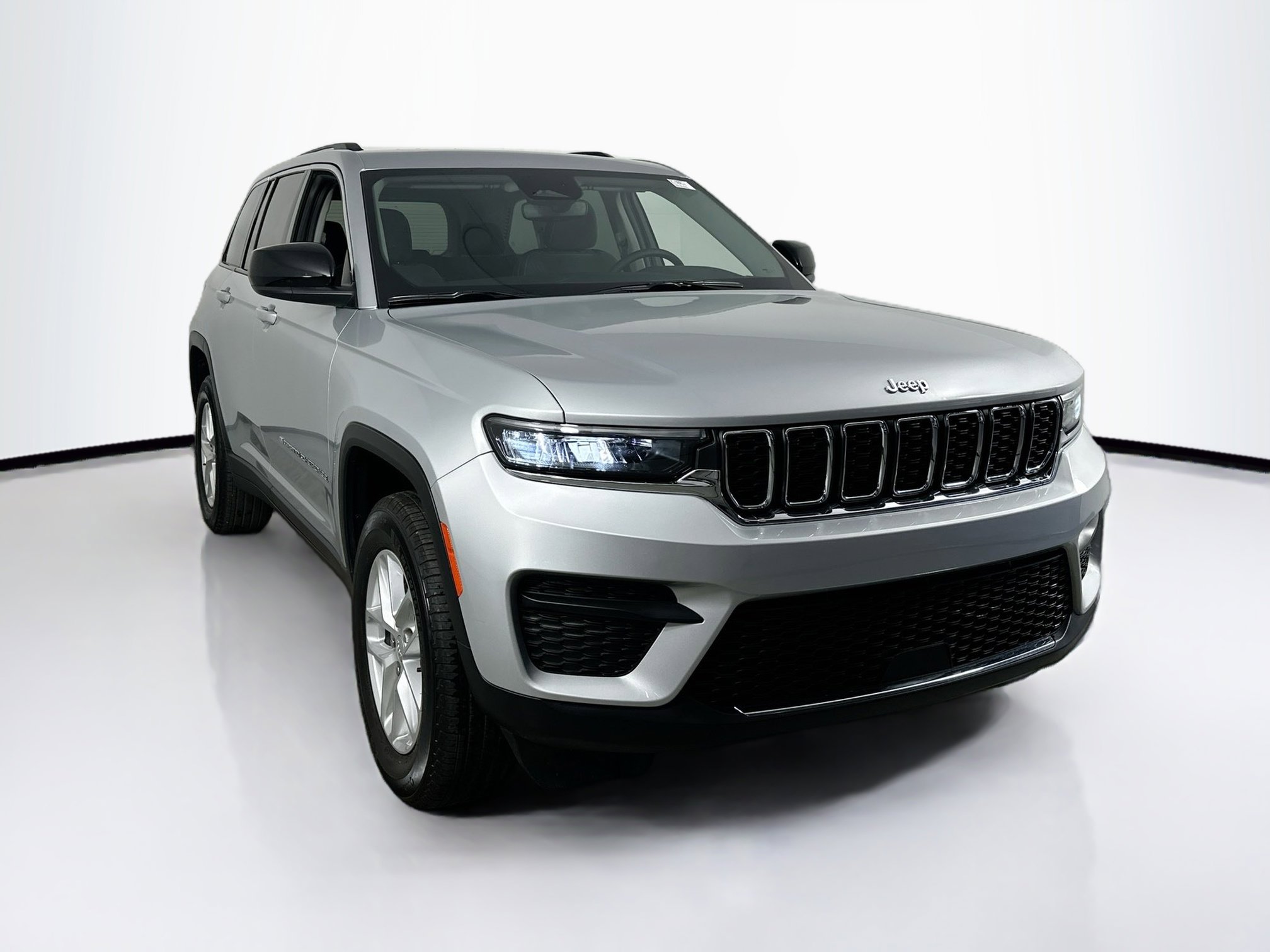 Used 2024 Jeep Grand Cherokee Laredo X image 3