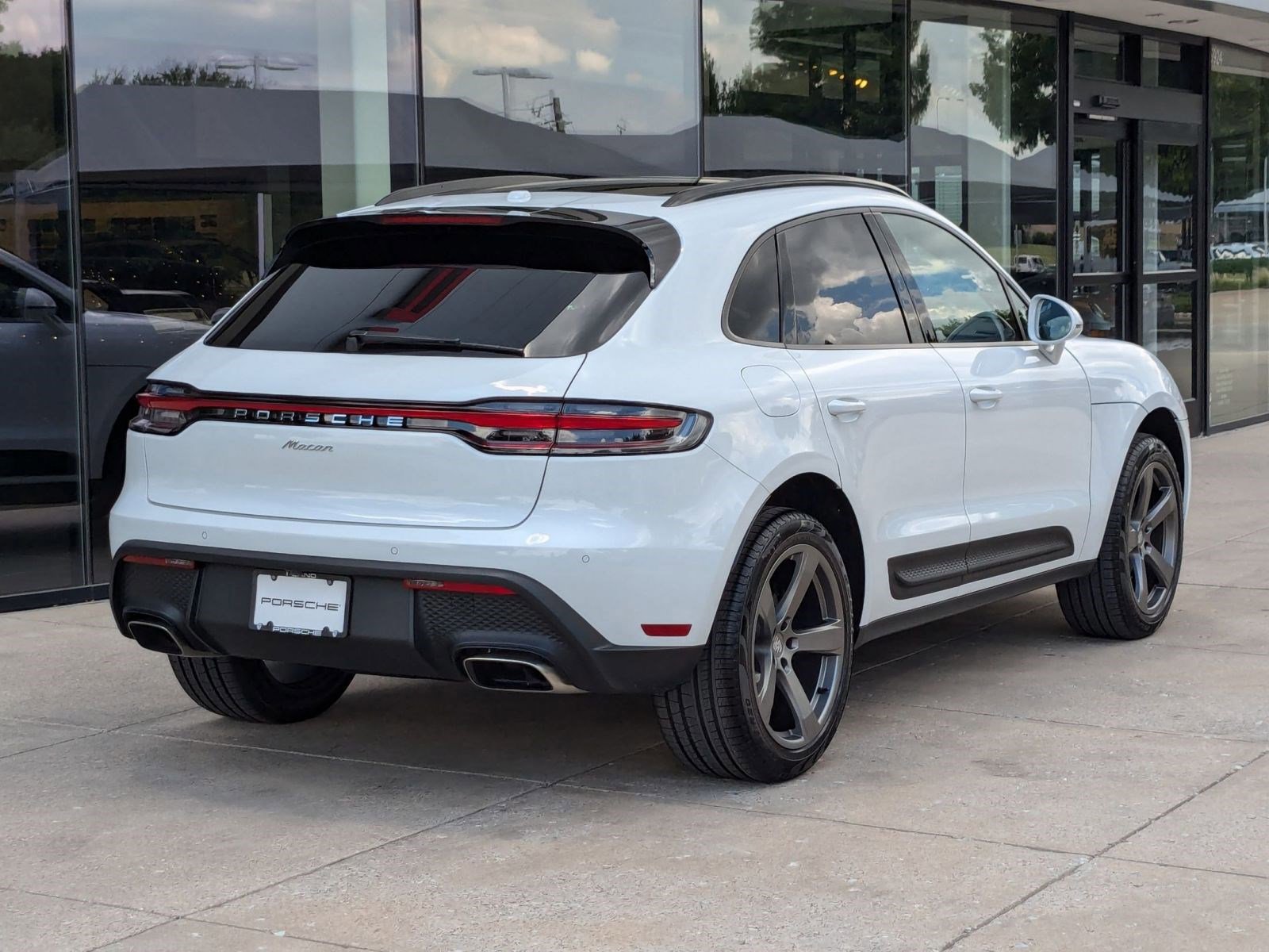 Certified 2025 Porsche Macan image 9
