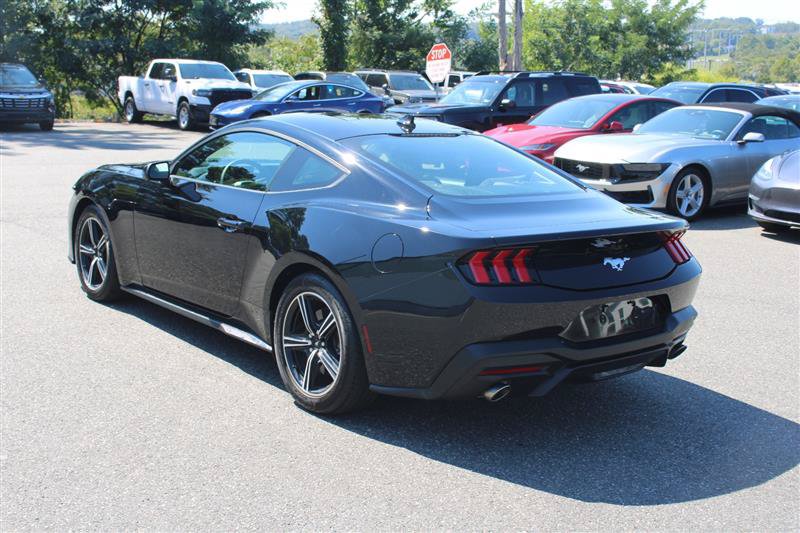 Used 2025 Ford Mustang Coupe RWD image 5