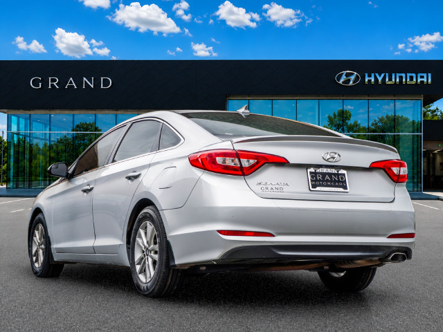 Used 2015 Hyundai Sonata SE w/ Option Group 09 FWD image 4