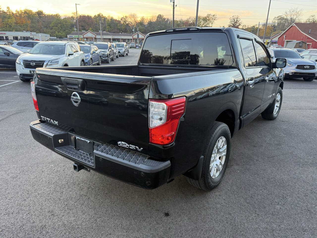 Used 2018 Nissan Titan SV w/ SV Convenience Package RWD image 7