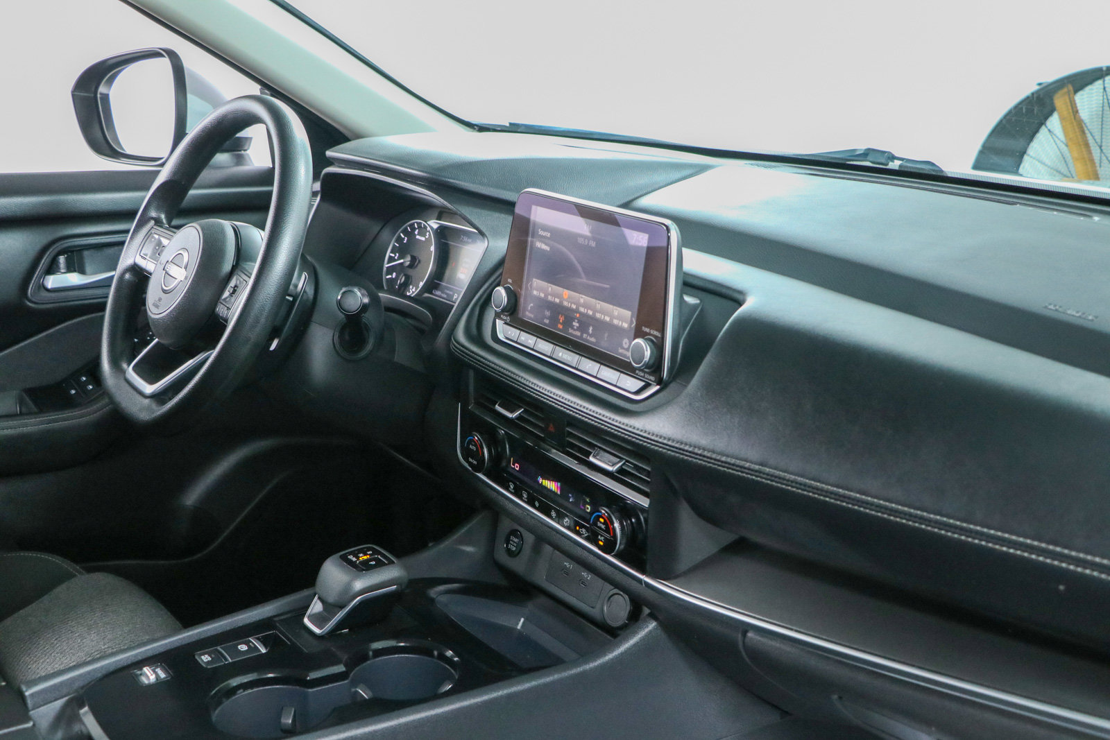 Used 2024 Nissan Rogue SV FWD image 25