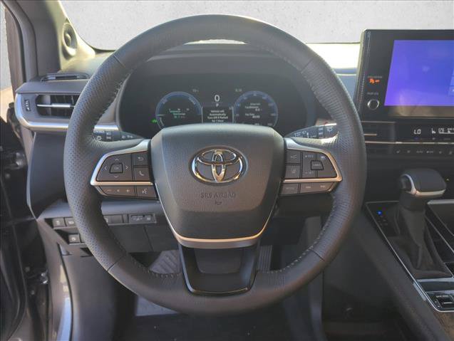 Used 2025 Toyota Sienna Platinum FWD image 11