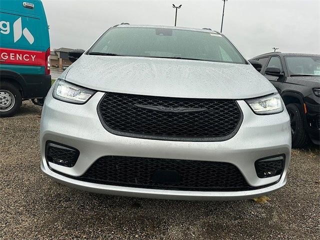 New 2026 Chrysler Pacifica Select w/ S Appearance Package image 2