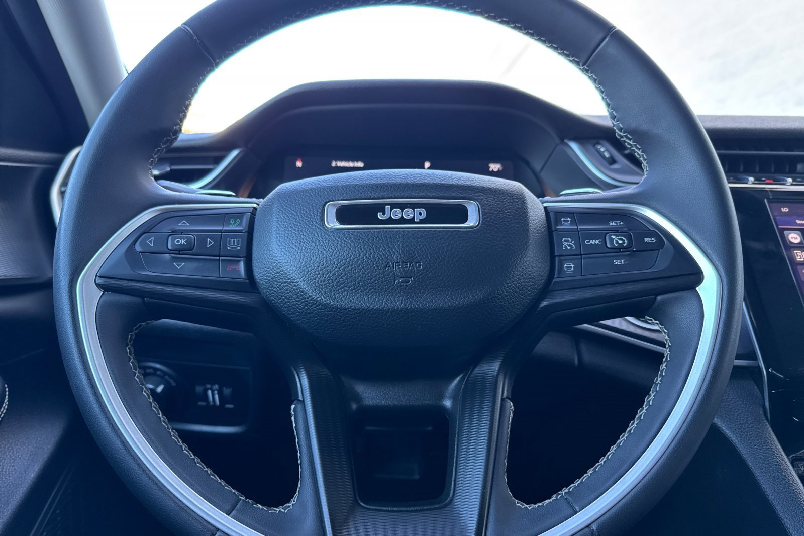 Used 2023 Jeep Grand Cherokee L Laredo image 27