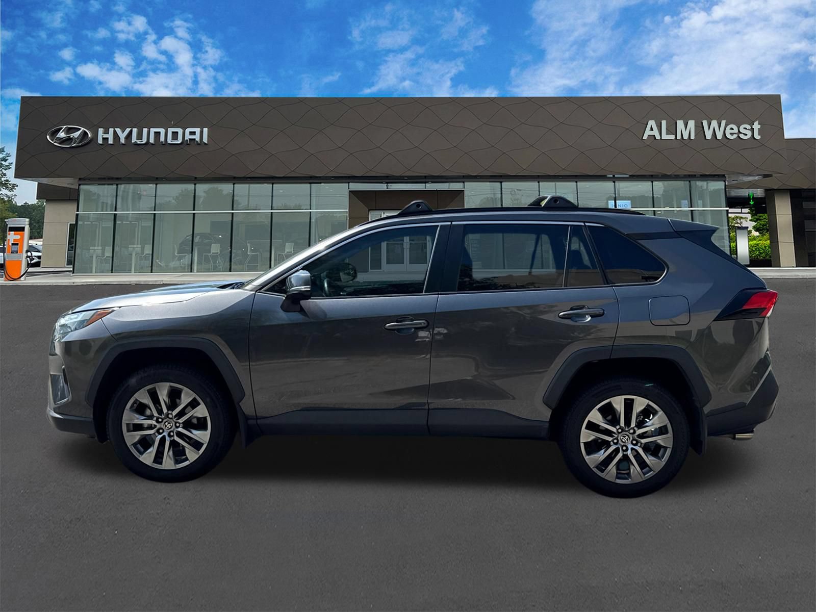 Used 2022 Toyota RAV4 XLE Premium FWD image 8